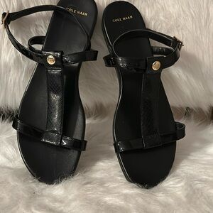 COLE HAAN BLK PATENT T SANDAL SZ 10
